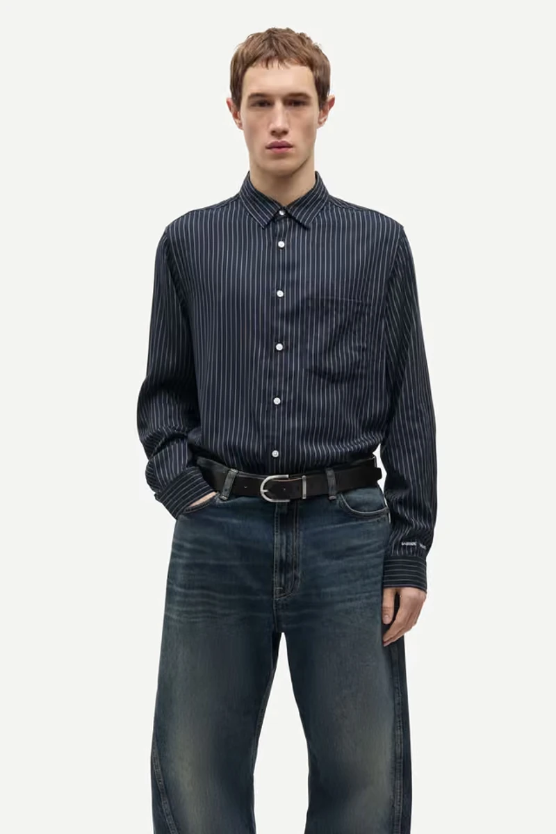 Salute pinstripe Samsøe Samsøe men's Saryan shirt worn by a model